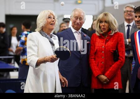 Photo du dossier datée du 21/09/23 de la reine Camilla jouant au tennis de table aux côtés du roi Charles III et Brigitte Macron, lors d’une visite aux associations sportives de jeunes locales à Saint-Denis, Paris, le deuxième jour de la visite d’Etat en France. Le roi Charles III accueillera le président français Emmanuel Macron lors d’une visite d’État au Royaume-Uni du 8 au 10 juillet, a annoncé Buckingham Palace. Date d'émission : mardi 13 mai 2025. Banque D'Images
