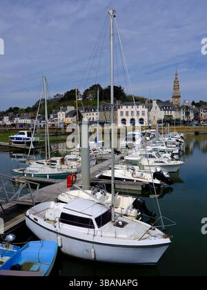 Bateaux dans le port de plaisance de Binic, commune dans le département des Côtes-d'Armor en Bretagne dans le nord-ouest de la France. Banque D'Images