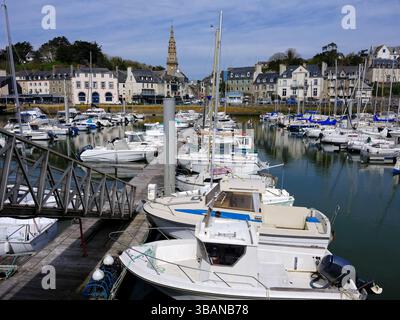 Bateaux dans le port de plaisance de Binic, commune dans le département des Côtes-d'Armor en Bretagne dans le nord-ouest de la France. Banque D'Images