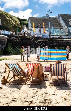 Vacanciers se relaxant sur la plage de Towan à Newquay en Cornouailles au Royaume-Uni. Banque D'Images