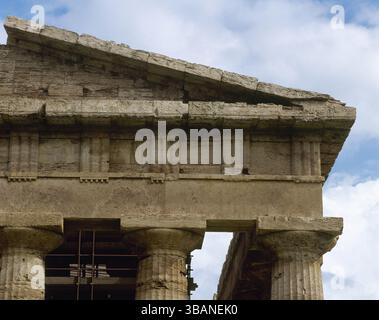 Magna Graecia. Paestum. Temple de Poséidon, également appelé Temple de Neptune ou Temple de Hera Ier construit dans le style dorique vers 450 av. J.-C. Détail architectural de l'entablature avec triglyphes et métopes. Campanie, Italie. Site du patrimoine mondial. Banque D'Images