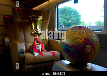 Roma, Italie. 13 mai 2025. Le trophée pendant le voyage en train la veille du match de finale de la Coupe d'Italie entre Milan et Bologne au stade olympique de Rome, en Italie. Mardi 13 mai 2025. Sport Soccer (photo de Spada/LaPresse) crédit : LaPresse/Alamy Live News Banque D'Images