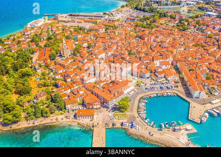 Vue aérienne de haut en bas du charmant centre-ville d'Izola, Slovénie, mettant en évidence les rues méditerranéennes étroites, et le paysage Adriatique environnant Banque D'Images