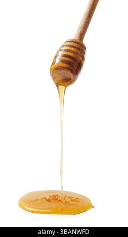 Cuillère en bois artisanale avec du miel doré qui s'égoutte de lui sur un fond blanc, vue verticale, photographie authentique, non générée par IA Banque D'Images
