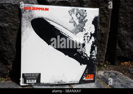 Lviv, Ukraine - 13 mai 2025 : disque vinyle rock de LED Zeppelin de 1969 montre une couverture influente et artistique Banque D'Images