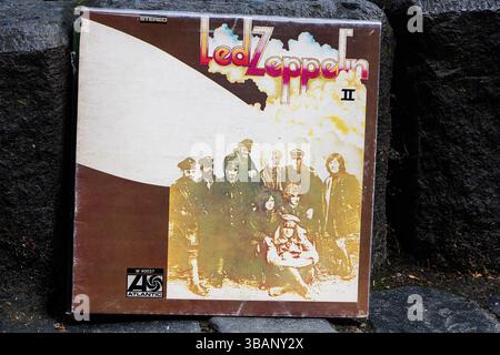 Lviv, Ukraine - 13 mai 2025 : Vintage LED Zeppelin II couverture de l'album vinyle présentant l'histoire de la musique rock classique. Banque D'Images