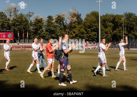 Cologne, Allemagne. 11 mai 2025. Cologne, Allemagne, 11 mai 2025 les joueurs du 1.FC Koln applaudissent pour les fans après le match Google Pixel Frauen-Bundesliga entre le 1.FC Koln et turbine Potsdam au Franz-Kremer-Stadion, à Cologne, en Allemagne. (Gabor Baumgarten/SPP) crédit : SPP Sport Press photo. /Alamy Live News Banque D'Images