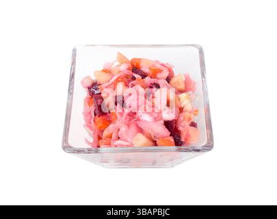 Salade de betteraves russes dans un bol en verre carré. Isolé sur un fond blanc. Banque D'Images