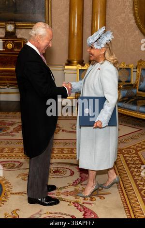 Ambassadeur de la République dominicaine son Excellence M.S. Rosa Margarita Hernandez Caamano de Grullon présente ses lettres de créance au roi Charles III lors d'une audience privée au Palais de Buckingham, à Londres. Date de la photo : mardi 13 mai 2025. Banque D'Images