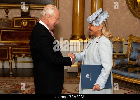 Ambassadeur de la République dominicaine son Excellence M.S. Rosa Margarita Hernandez Caamano de Grullon présente ses lettres de créance au roi Charles III lors d'une audience privée au Palais de Buckingham, à Londres. Date de la photo : mardi 13 mai 2025. Banque D'Images