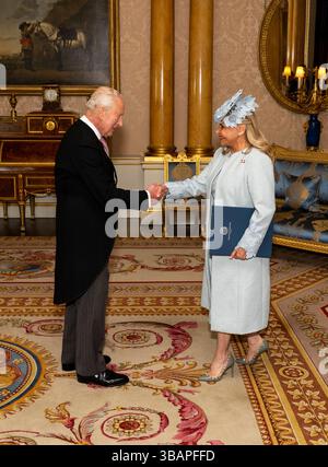 Ambassadeur de la République dominicaine son Excellence M.S. Rosa Margarita Hernandez Caamano de Grullon présente ses lettres de créance au roi Charles III lors d'une audience privée au Palais de Buckingham, à Londres. Date de la photo : mardi 13 mai 2025. Banque D'Images