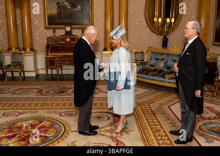 Ambassadrice de la République dominicaine son Excellence M.S. Rosa Margarita Hernandez Caamano de Grullon, accompagnée de Mr. Manuel Grullon, présente ses lettres de créance au roi Charles III lors d’une audience privée au Palais de Buckingham, à Londres. Date de la photo : mardi 13 mai 2025. Banque D'Images
