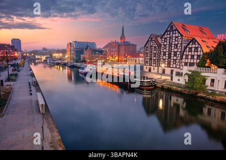 Bydgoszcz, Pologne. Image de paysage urbain de la vieille ville Bydgoszcz, Pologne avec de vieux greniers et rivière Brda au lever du soleil au printemps. Banque D'Images