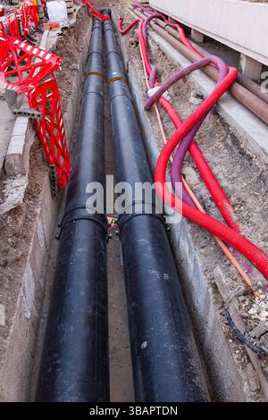 Pose de nouvelles conduites d'eau de grand diamètre dans le sol dans la ville. Banque D'Images