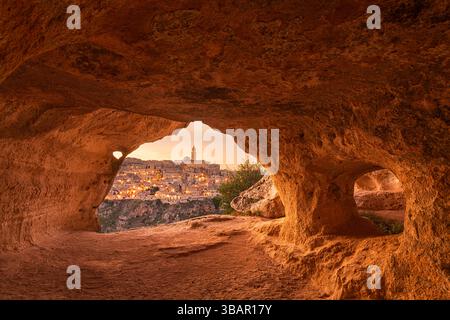 Matera, Italie, vu de l'intérieur d'une ancienne grotte au crépuscule. Banque D'Images