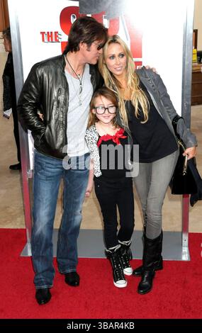 Billy Ray, Noah et Tish Cyrus lors de la première de 'The Spy Next Door' qui s'est tenue au Grove à Hollywood - 09 janvier 2010 Banque D'Images