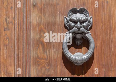 Frappeur de porte sur une vieille porte d'entrée, Montepulciano, Toscane, Italie, Europe Banque D'Images