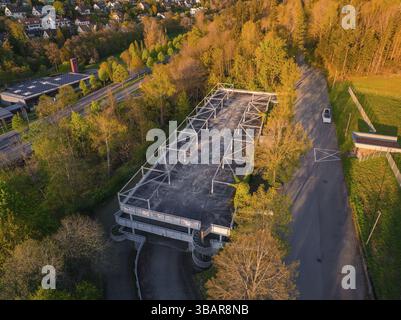 Parking vide entouré d'arbres denses et d'une route à la lumière du soir, atmosphère rurale, Nagold, district de Calw, Allemagne, Europe Banque D'Images