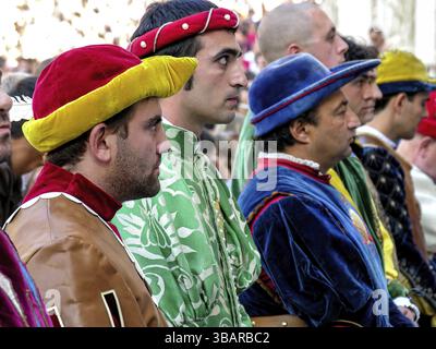 Il Palio di Siena, course de chevaux historique, cavaliers, jockeys en costume attendent avec impatience la sélection des chevaux par tirage au sort, Piazza del Campo, histori Banque D'Images