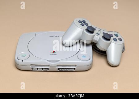 Pavie, Lombardie, Italie - 13 mars 2025 : Sony PSP (PlayStation portable) console de jeux vidéo portable, de 2004 au Musée MUSDI. Il s'est vendu à 82,52 milion Banque D'Images