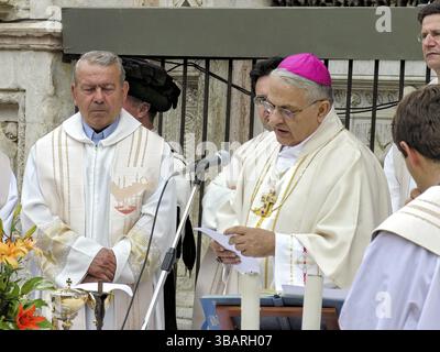 Il Palio di Siena, course hippique historique, messe sainte, service devant la course par Antonio Buoncristiani, archevêque de Sienne, colle di Val d'Elsa mon Banque D'Images
