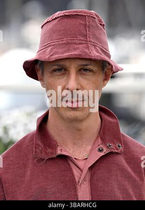 Cannes, France. 13 mai 2025. Jeremy Strong présent au Photocall du jury, dans le cadre du 78ème Festival de Cannes, Palais des Festival. Crédit : Doug Peters/EMPICS/Alamy Live News Banque D'Images