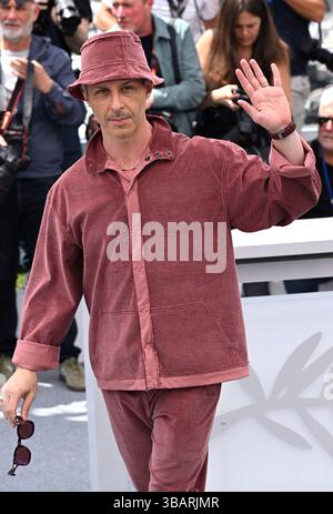 Cannes, France. 13 mai 2025. Jeremy Strong présent au Photocall du jury, dans le cadre du 78ème Festival de Cannes, Palais des Festival. Crédit : Doug Peters/EMPICS/Alamy Live News Banque D'Images