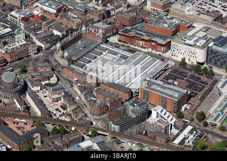 Vue aérienne du marché de Leeds Kirkgate, ainsi que du marché extérieur et du parking NCP Banque D'Images