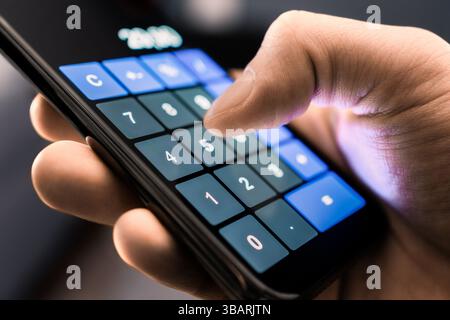 Calculatrice dans le téléphone. Budget et coût pour les frais de subsistance de la famille. Inflation, taxe, prix ou concept d'épargne. Plan financier ou hypothèque. Banque D'Images