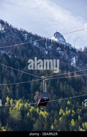 Un téléphérique voyageant au-dessus des forêts vers la célèbre station de téléphérique du sommet de l'aiguille du midi dans les Alpes françaises par une journée ensoleillée. Banque D'Images