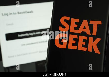 Dhaka, Bangladesh- 18 mars 2025 : le logo SeatGeek est affiché sur un écran de smartphone, avec la page de connexion SeatGeek visible sur un écran d'ordinateur dans le Banque D'Images