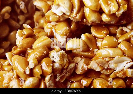 Fond kozinaki aux arachides. Kozinaki aux cacahuètes avec gros plan caramel, espace pour le texte. Banque D'Images