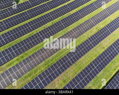 Vue aérienne de la centrale solaire sur un champ vert. Développement durable. Banque D'Images