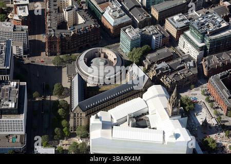 Vue aérienne de la rotonde de la bibliothèque centrale de Manchester et des bureaux du conseil (Albert Square), tous à St Peters Square, Manchester. (Mairie vêtu de blanc) Banque D'Images