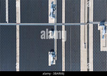 Panneaux solaires sur un toit de bâtiment industriel. Vue aérienne. Banque D'Images