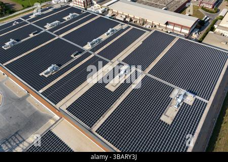 Panneaux solaires sur un toit de bâtiment industriel. Vue aérienne. Banque D'Images