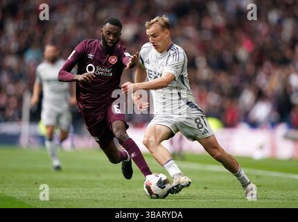 Photo du dossier datée du 19-04-2025 de Beni Baningime de Heart of Midlothian (à gauche) avec Topi Keskinen d'Aberdeen. Beni Baningime a dit à un nouveau patron potentiel, Derek McInnes, qu'il hériterait d'une escouade de Hearts visant à prouver que cette campagne était une « anomalie ». Date d'émission : mardi 13 mai 2025. Banque D'Images