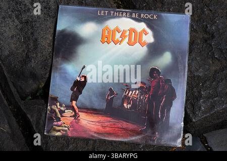 Lviv, Ukraine - 13 mai 2025 : couverture de l'album rock de 1977 mettant en vedette AC DC Let There Be Rock. Banque D'Images