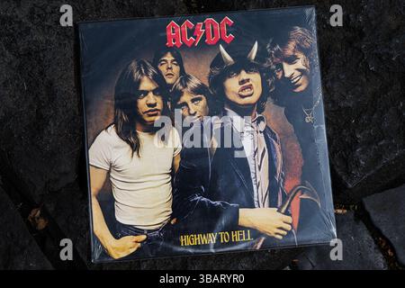 Lviv, Ukraine - 13 mai 2025 : couverture de l'album Iconic AC DC Highway to Hell 1979 mettant en vedette le groupe dans un style distinctif Banque D'Images
