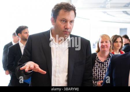 Berlin, Allemagne. 13 mai 2025. Lars Klingbeil (SPD), président du SPD et ministre fédéral des Finances, assiste à la réunion du groupe parlementaire. Crédit : Sebastian Christoph Gollnow/dpa/Alamy Live News Banque D'Images
