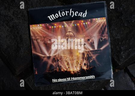 Lviv, Ukraine - 13 mai 2025 : album live Iconic Motorhead 1981 vinyle, No Sleep 'Til Hammersmith, mettant en vedette l'énergie rock Banque D'Images