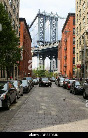 New York City, NY – 15 août 2013 : vue sur le pont emblématique de Manhattan depuis DUMBO, Brooklyn, mettant en valeur les rues animées et l'architecture urbaine. Banque D'Images