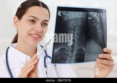 Médecin examinant l'IRM du cou à l'hôpital Banque D'Images