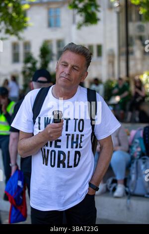 Londres, Angleterre, Royaume-Uni 13 mai 2025 Chris Packham -TV animateur de la faune interviewé à Parliament Square je veux sauver le monde crédit : Richard Lincoln / Alamy Live News Banque D'Images