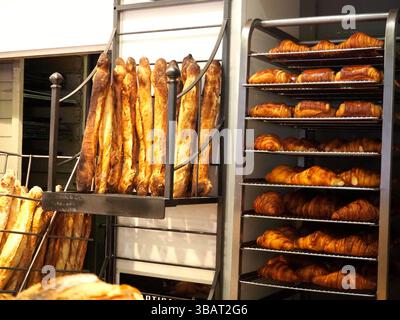 Vitrine de la boulangerie Paris : croissants fraîchement cuits, baguettes et pain au chocolat Banque D'Images