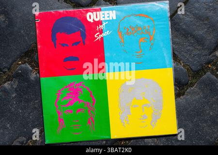 Lviv, Ukraine - 13 mai 2025 : une pochette d'album Hot Space Queen en vinyle avec des graphismes pop art audacieux et des couleurs éclatantes Banque D'Images