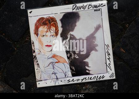Lviv, Ukraine - 13 mai 2025 : représentation de l'album Scary Monsters Super Creeps de David Bowie 1980 présentant des œuvres d'art et de design Banque D'Images