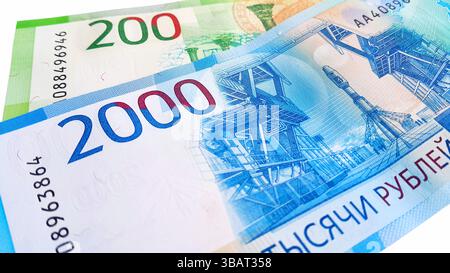 Nouvelle monnaie russe, billets de banque d'une valeur de deux mille deux cents roubles, gros plan Banque D'Images