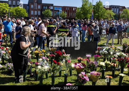 ENSCHEDE - les parties intéressées déposent des fleurs au mémorial pour les victimes de la catastrophe du feu d'artifice d'Enschede. Il y a 25 ans, un incendie dans la société de feux d'artifice se Fireworks a provoqué une série d'explosions. Cela a fait 23 morts, environ 950 blessés et 200 maisons détruites. ANP VINCENT JANNINK pays-bas OUT - belgique OUT Banque D'Images