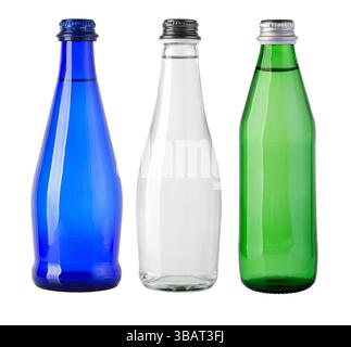 Plan studio de bouteilles en verre bleues, transparentes et vertes remplies d'eau, isolées sur fond blanc Banque D'Images